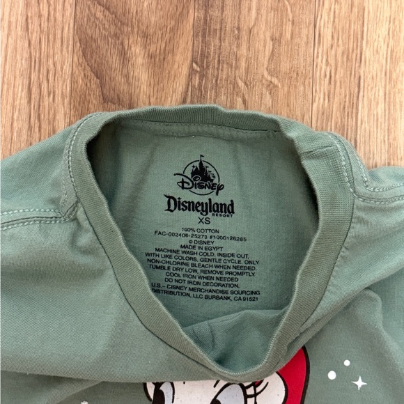 Disneyland Daisy Duck Holiday T-Shirt - Picture 5 of 5